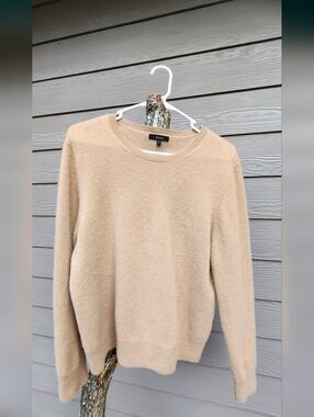 Quince 100% Cashmere Sweater.